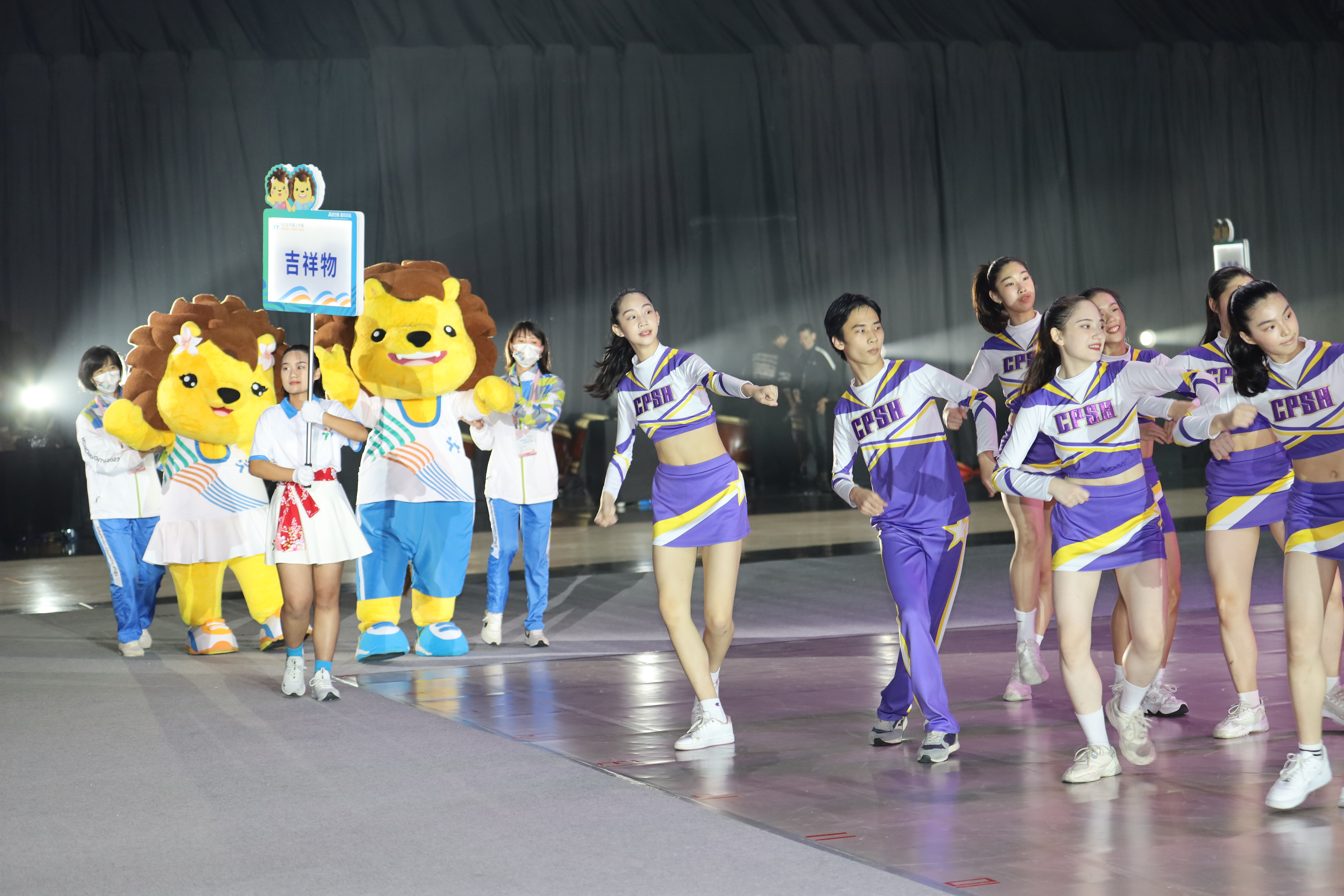 (圖)The opening ceremony of the Hsinchu County 2023 National Middle School Athletic Games was held amidst a bustling atmosphere- the mascots Pipi Lion and A-Cha Sister happily entered.